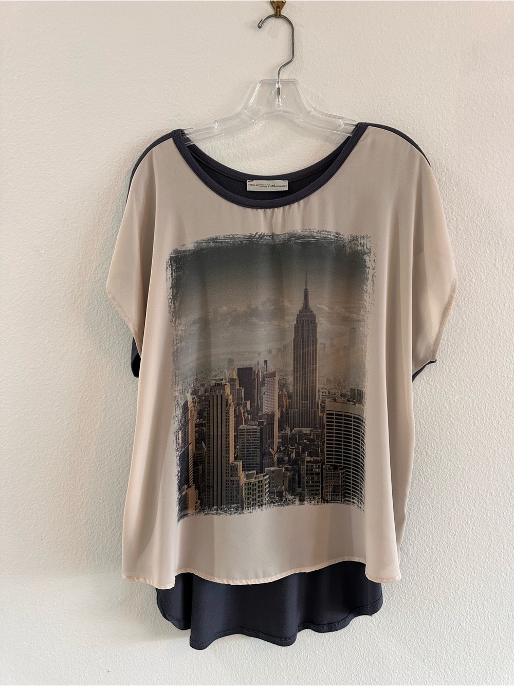 Yuni Los Angeles High-Low NYC Skyline Graphic Flowy Top Petite XL